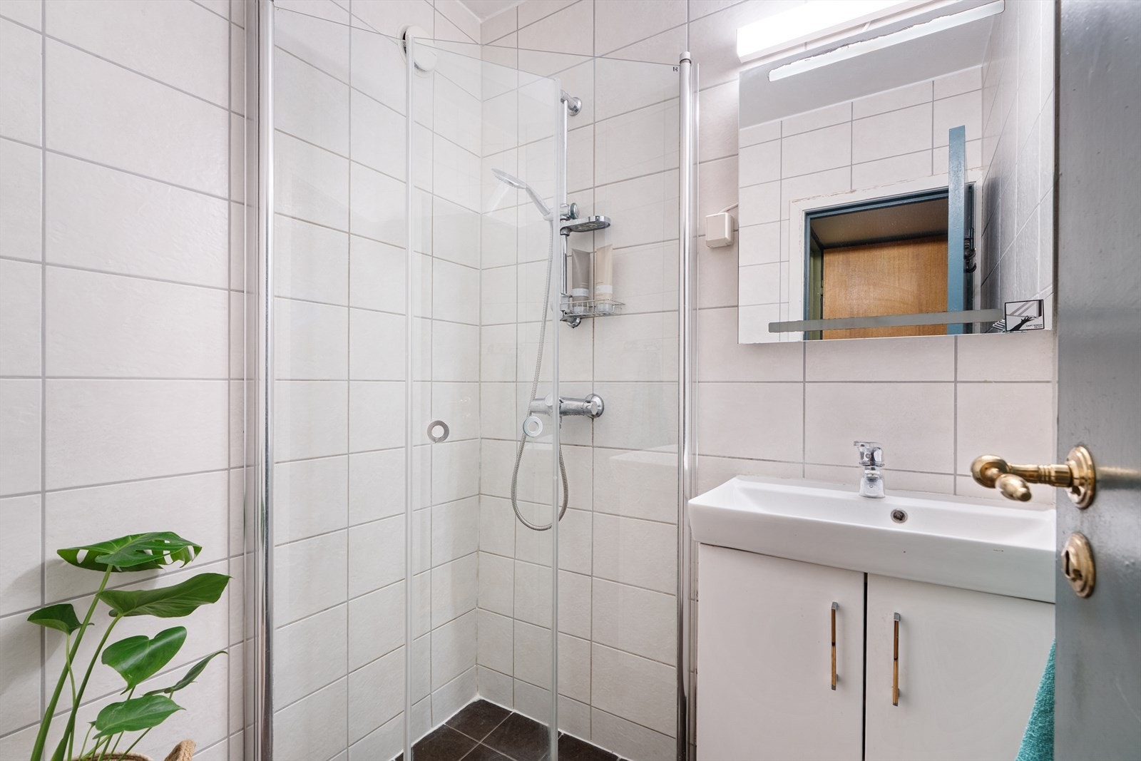 Selger opplyser at badet ble oppgradert i ca 2014. Det er i tillegg et eget vaskerom i leiligheten. Galleribilde