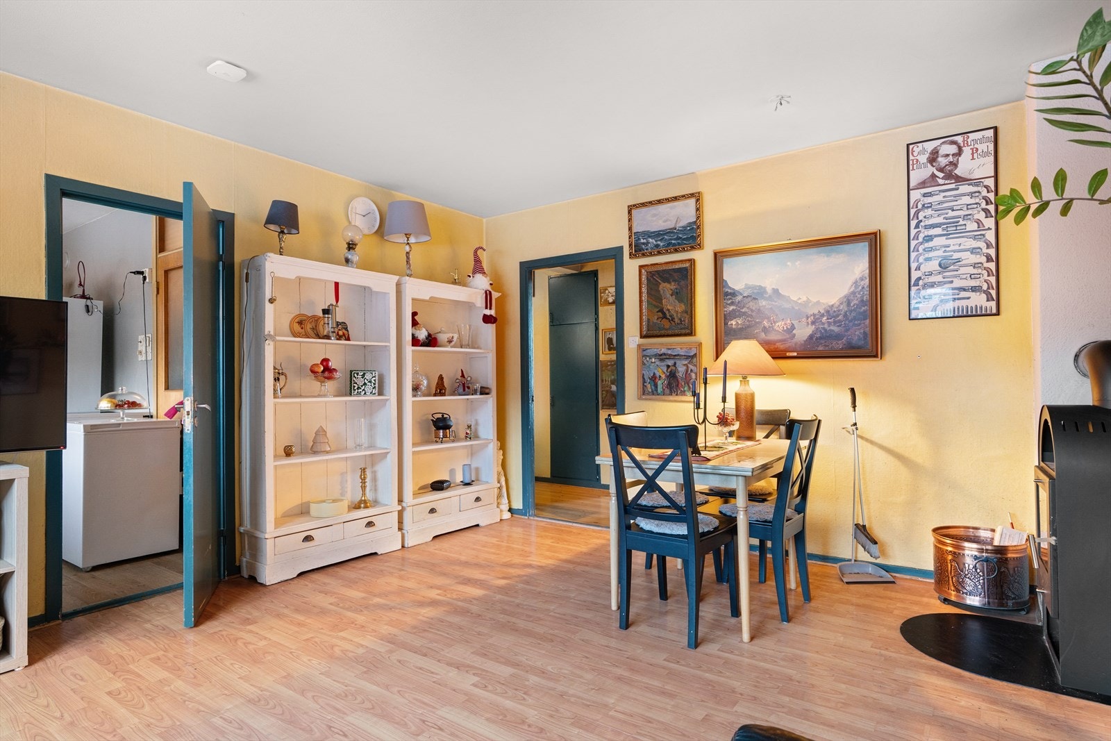 God plass til sofagruppe, spisebord og tilhørende møblement. Galleribilde