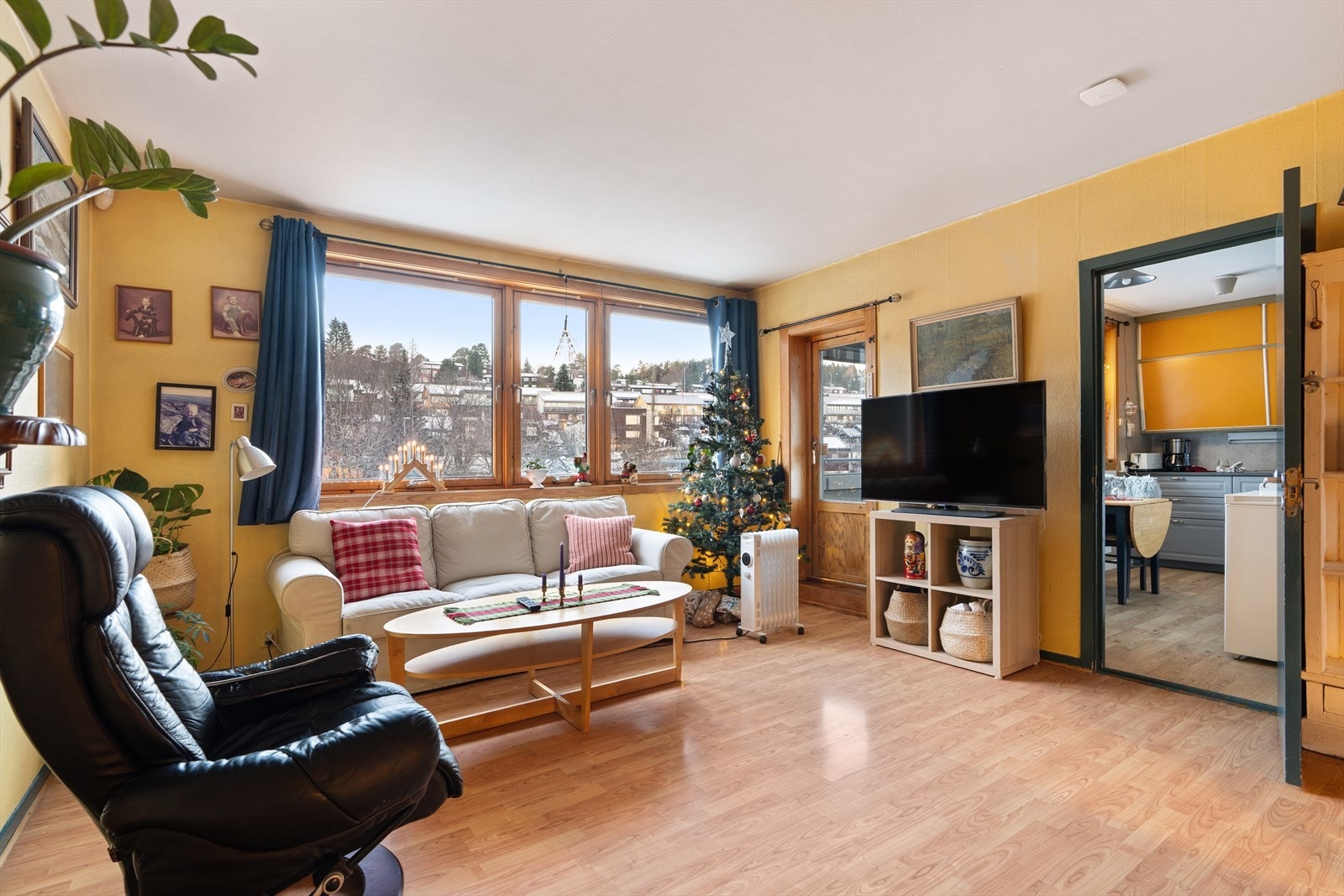 En 3-roms topp- og endeleilighet med oppgraderingsbehov. Galleribilde