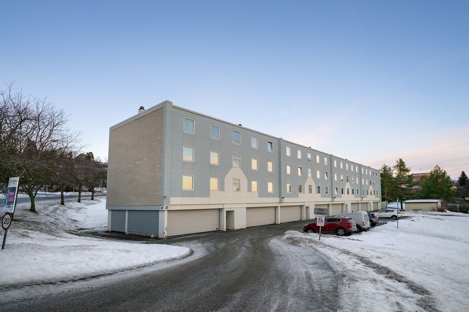 Leiligheten har en garasjeplass i sokkeletasjen på blokken. Galleribilde