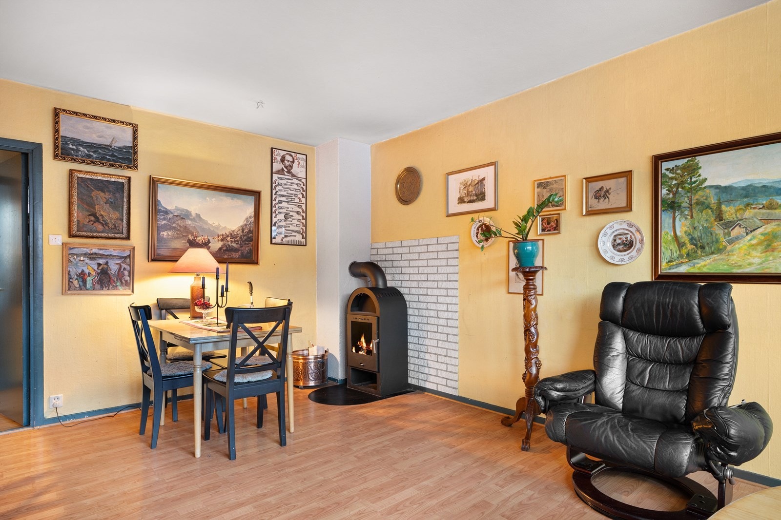 På stuen er det vedovn for behagelig oppvarming. Galleribilde