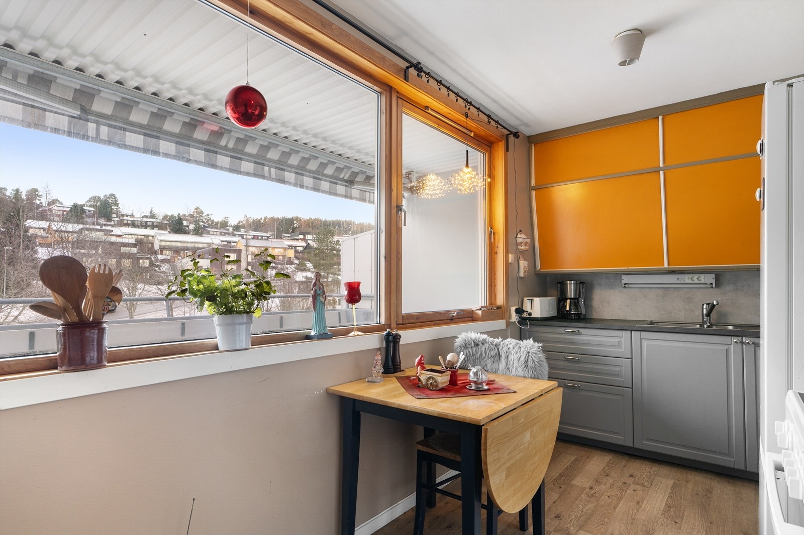 Store vindusflater sørger for naturlig lysinnslipp. Galleribilde