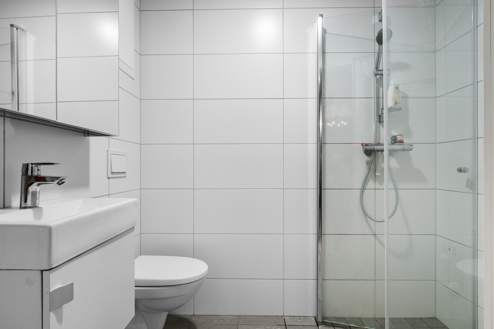 Bad nummer to med dusjnisje og vegghengt wc. Galleribilde