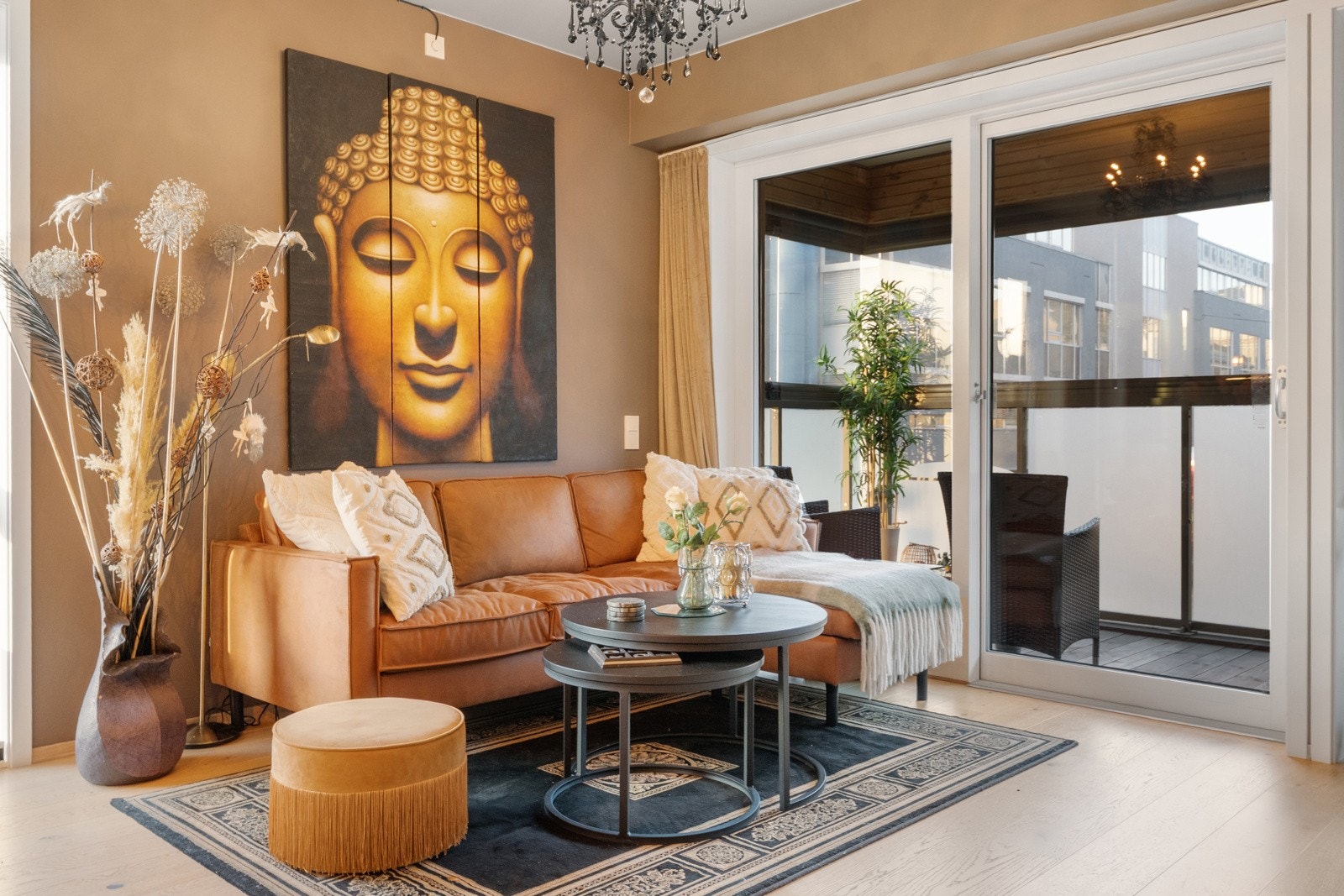 Fra stue er det utgang til innglasset balkong. Galleribilde