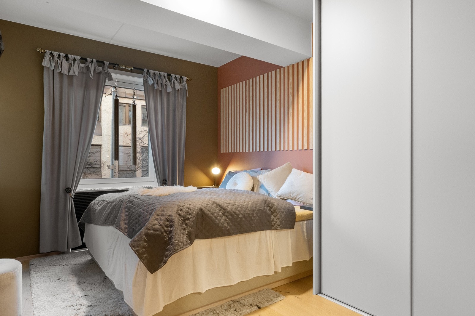 Soverom nummer to er malt i farger som gir en lun atmosfære. Her er det skyvedørsgarderobe og plass til dobbeltseng. Galleribilde