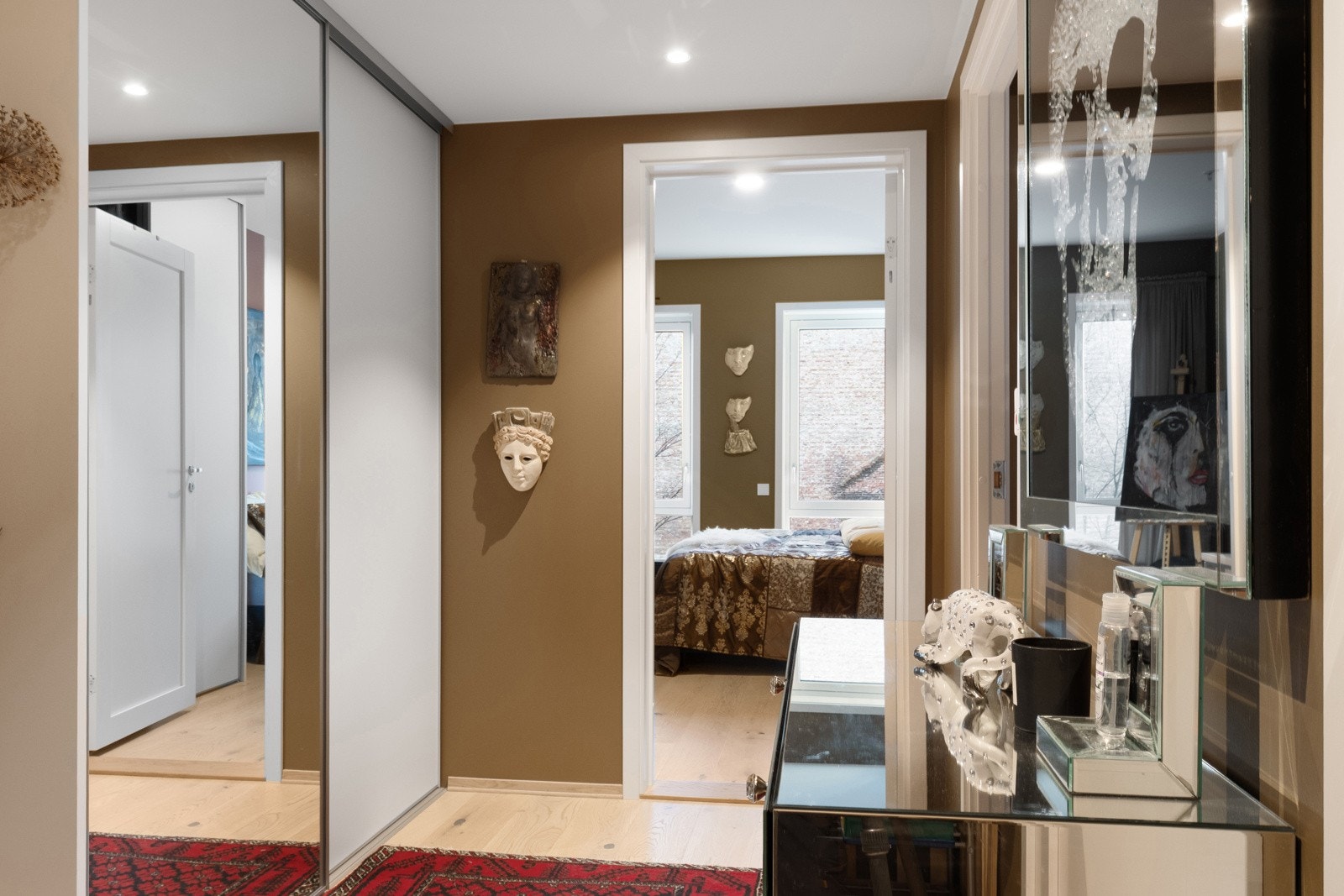 Entré er med skyvedørsgarderobe for oppbevaring av sko og yttertøy. Fra gangen er det adkomst til soverom, bad og stue/kjøkken. Galleribilde