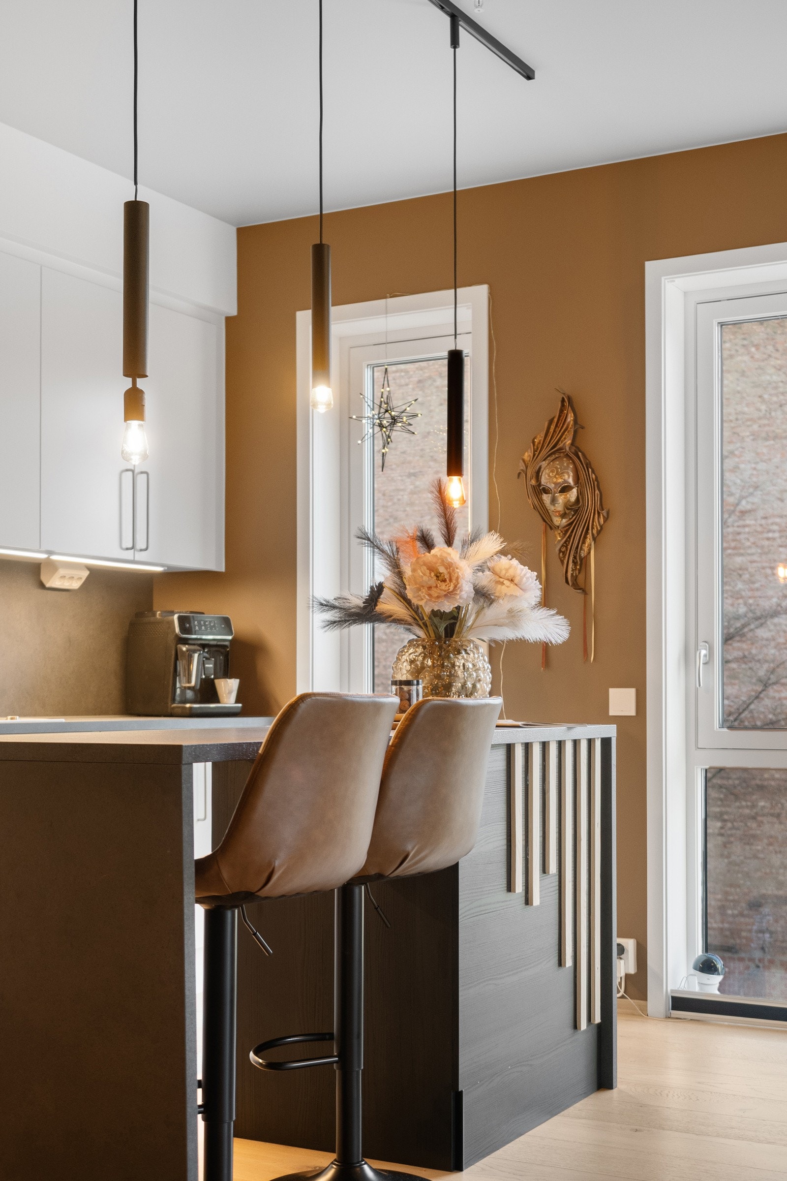 Kjøkkenet har godt med vinduer som gir et fint naturlig lysinnslipp. Galleribilde