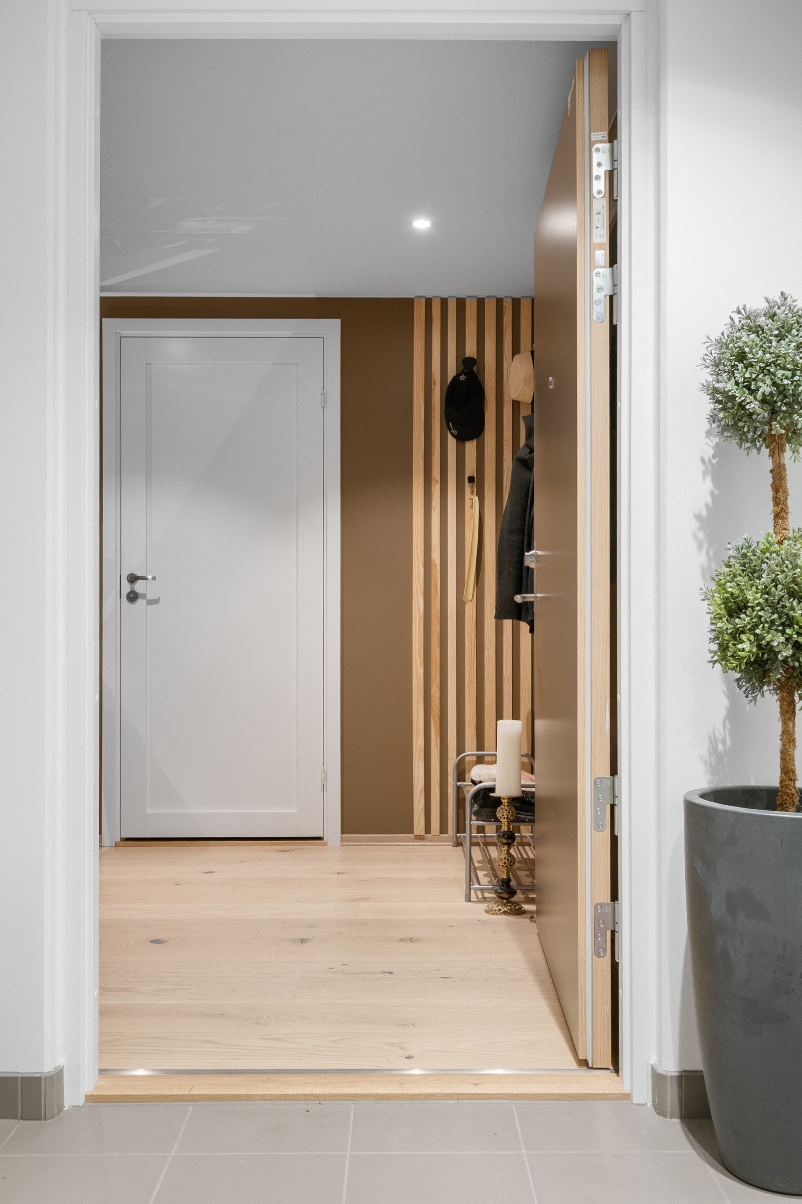 Inngang fra romslig fellesgang. Galleribilde