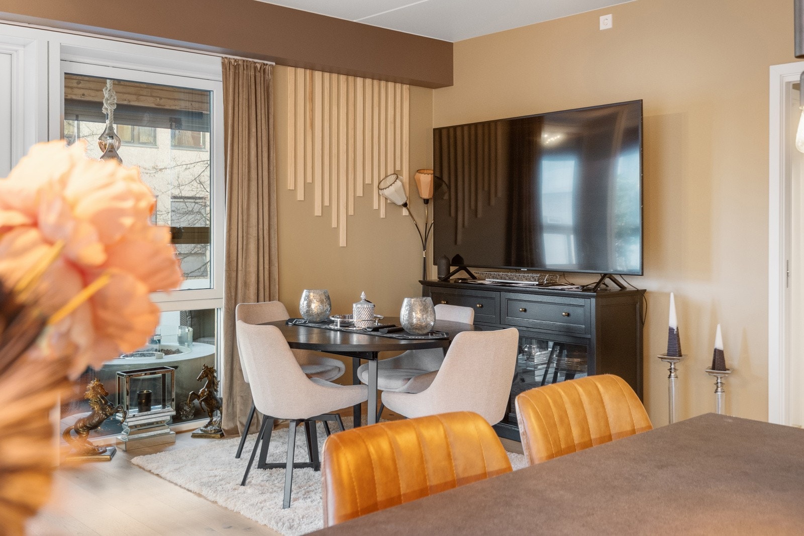 Leiligheten varmes opp med vannbåren gulvvarme fra fjernvarme anlegg og det er installert balansert ventilasjon. Galleribilde