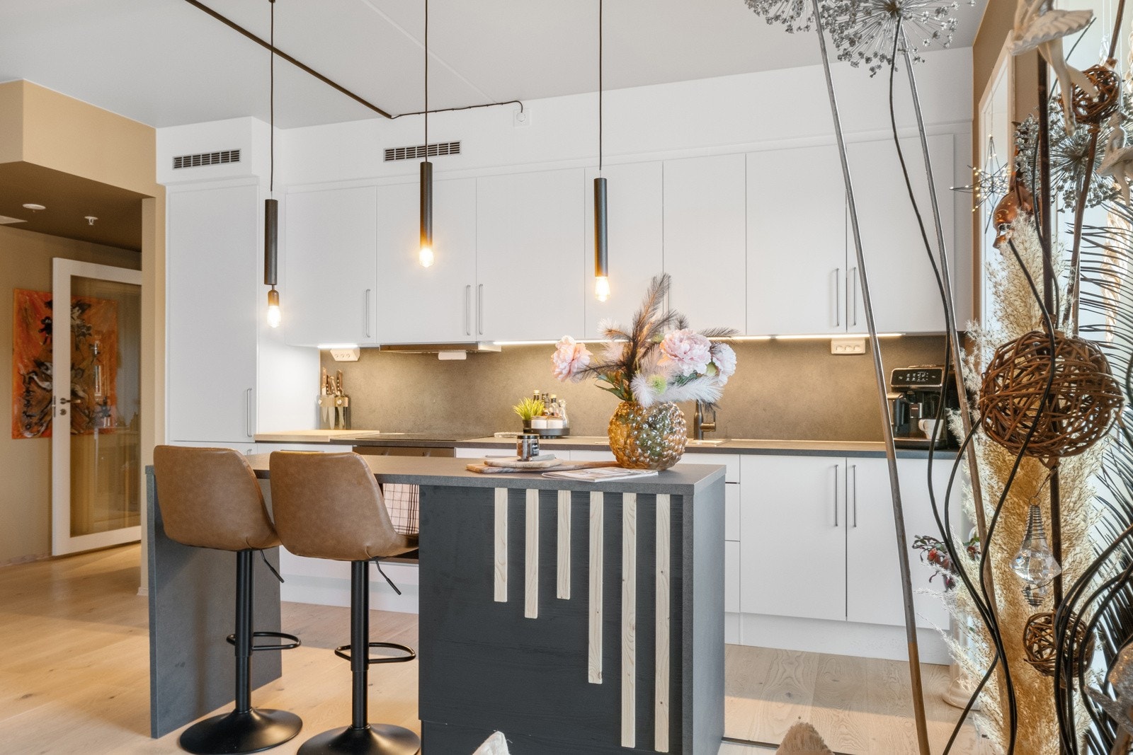 Praktisk kjøkkenøy som gir ekstra arbeidsbenk og oppbevaringsplass i tillegg til at det er en fin romavdeler. Galleribilde