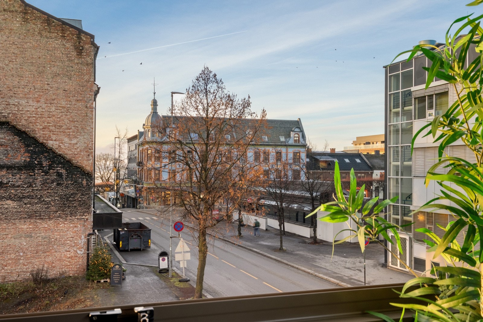 Utsikt fra balkongen mot østre torv. Kort gangavstand til alt i sentrum. Galleribilde