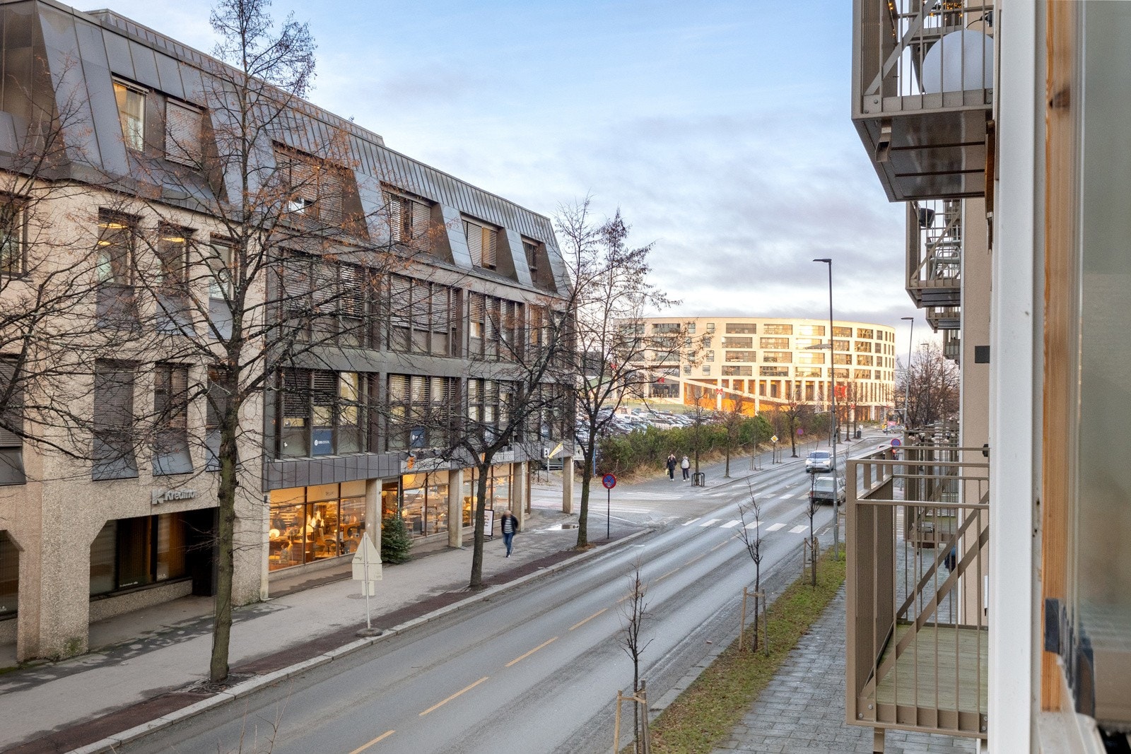Utsikt fra balkongen. Kort gangavstand til CC Hamar kjøpesenter. Galleribilde