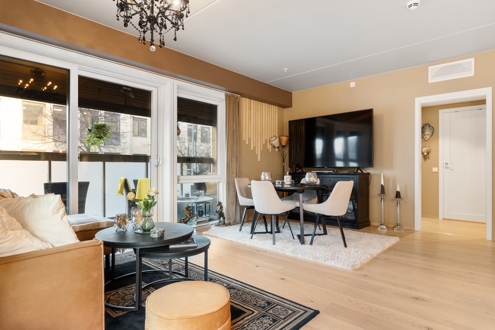 I stuen er det god plass til spisebord. Galleribilde