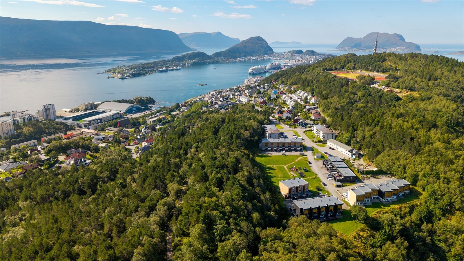 Fra boligen spaserer du til Ålesund sentrum, alternativt via Fjellstua og trappene. Galleribilde