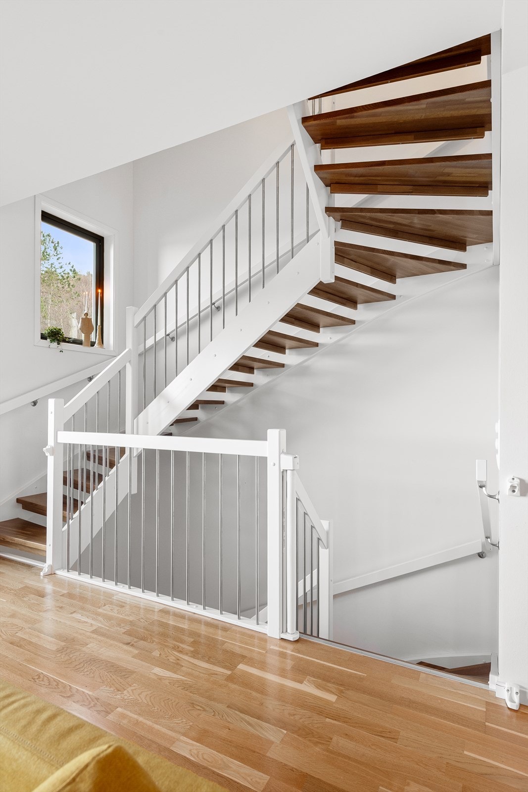 Fra stuen er det trapp til boligens 3 etasje og soveromsfløy. Galleribilde