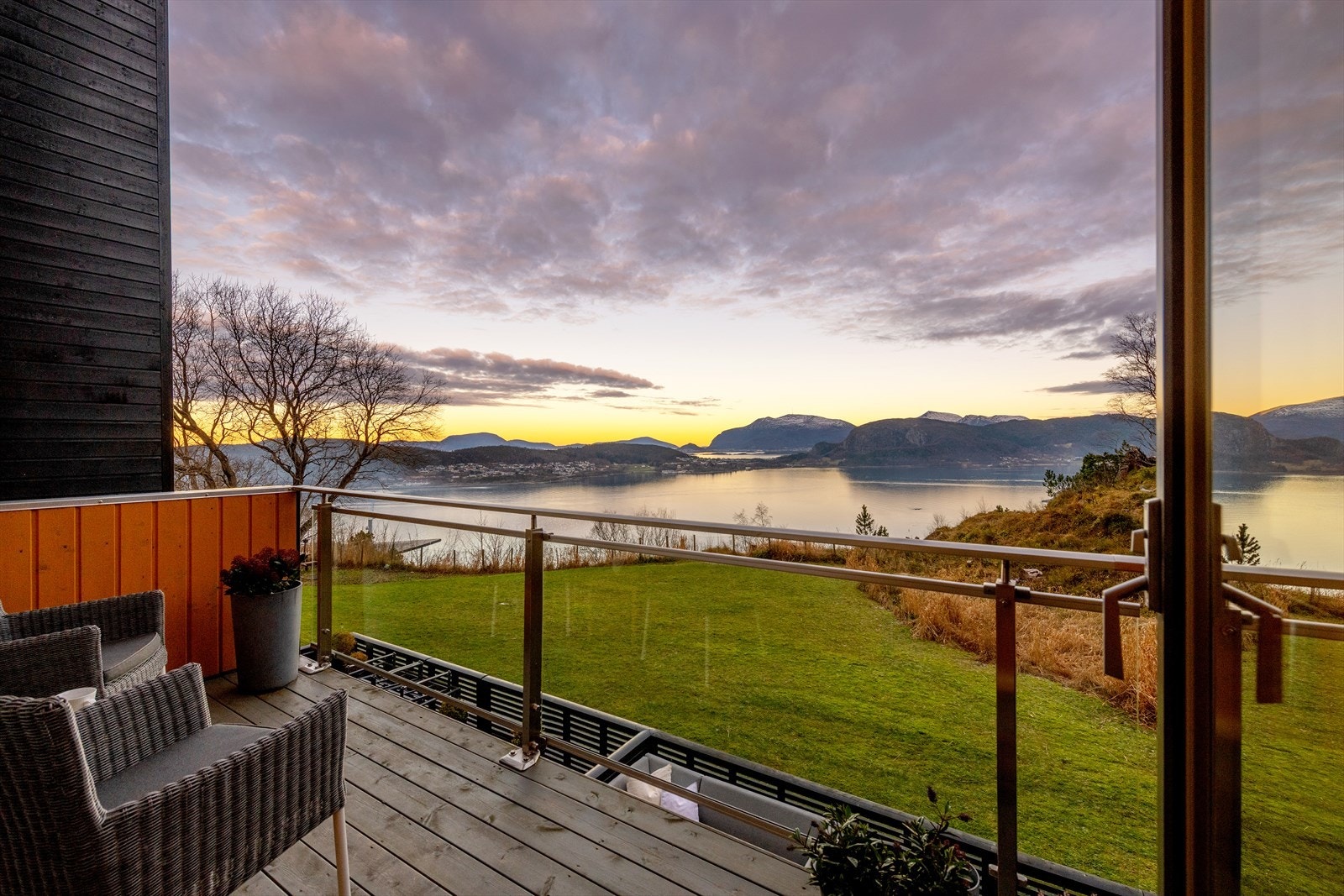 Nydelig utsikt mot Ellingsøyfjorden. Galleribilde