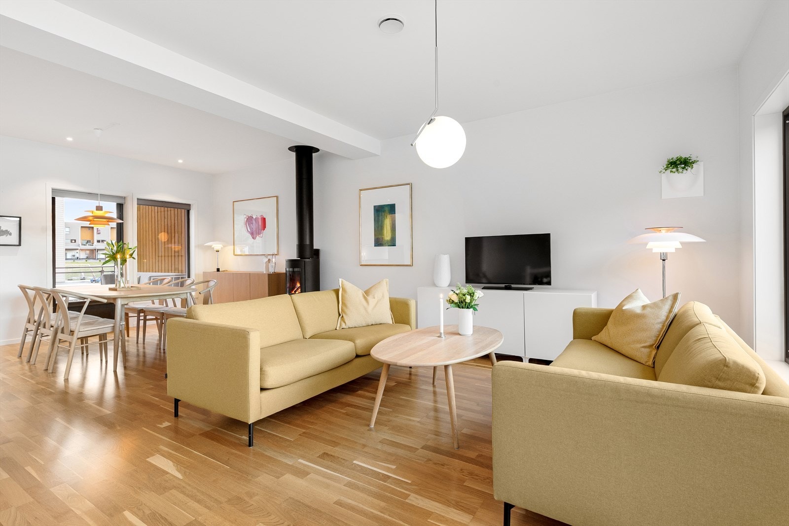 Fra stuen og spisestuen er det utgang til både østvendt og vestvendt veranda. Galleribilde