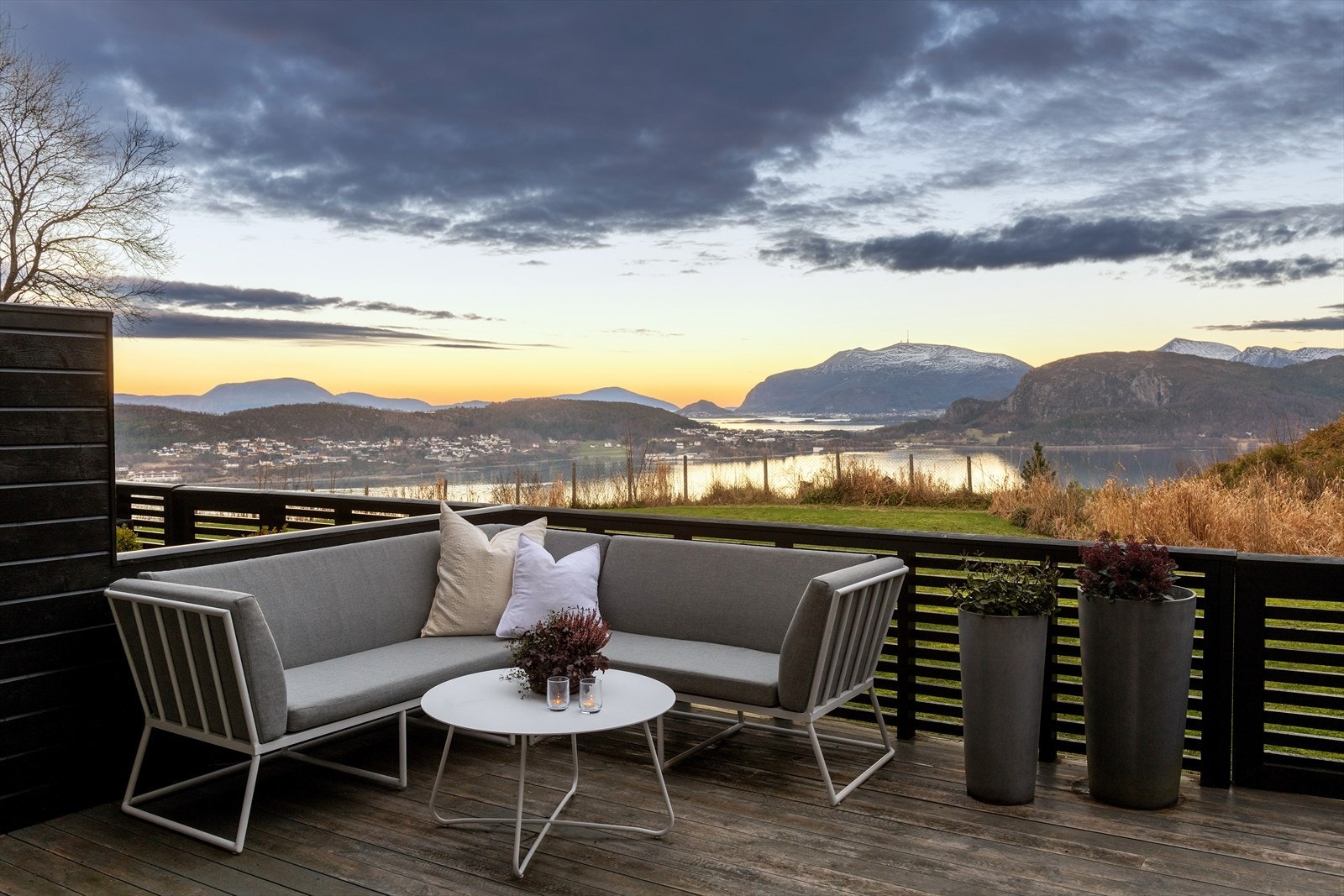 Fra terrassen har man utsikt mot fjord og fjell. Galleribilde