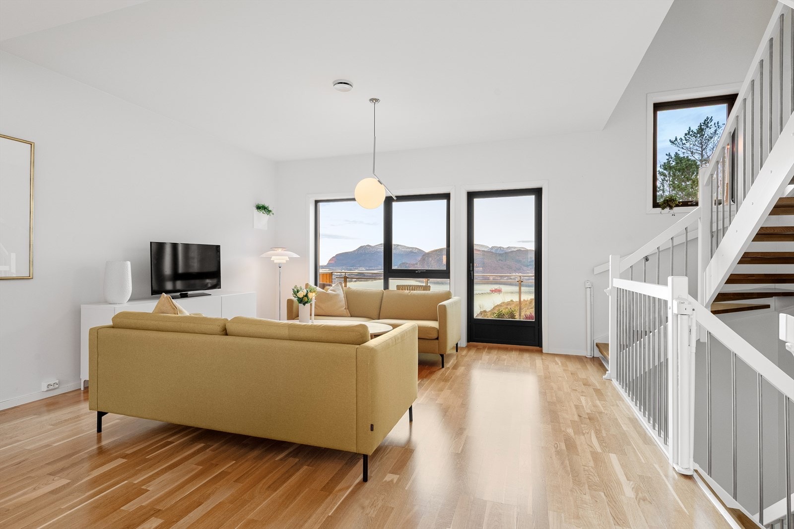 I stuen ligger trapperommet mellom etasjene. Galleribilde