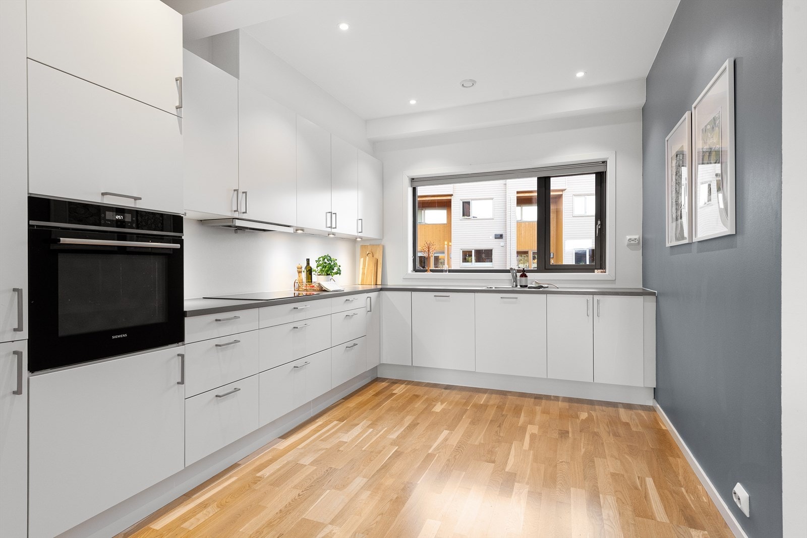 Kjøkkenet har rikelig med dagslys. Galleribilde