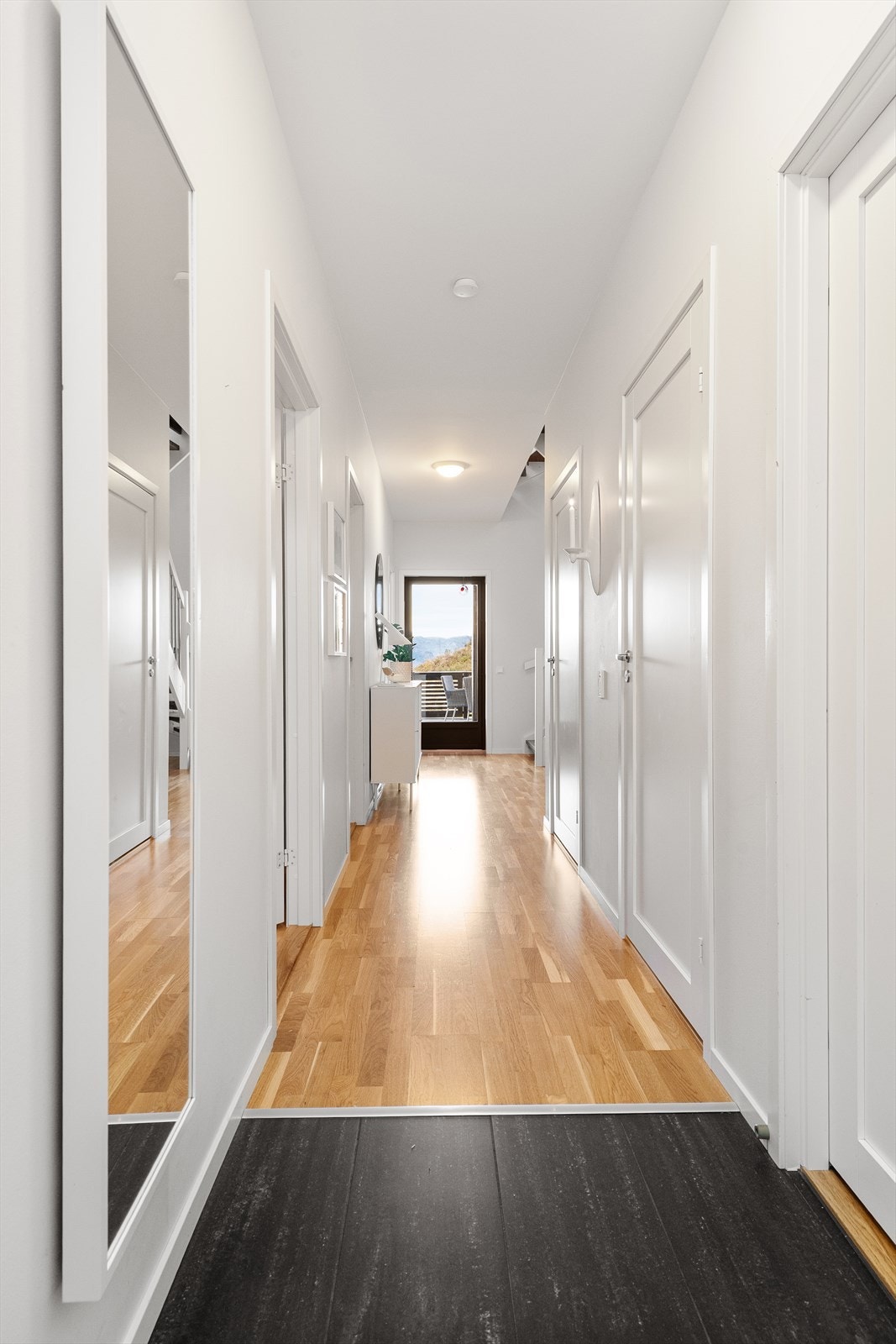 Entrè er flislagt med gulvvarme. Innredet bod ligger i tilknytning til entrè- Galleribilde