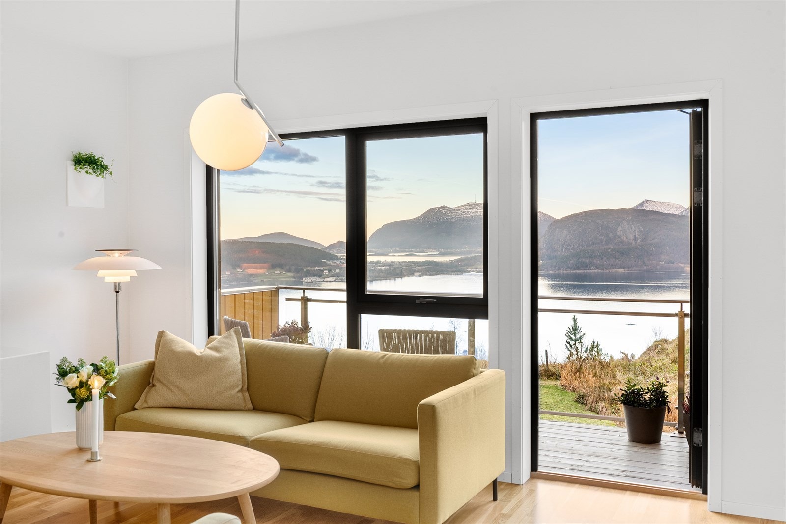 Stuen ligger i boligens midtetasje. Det er utgang fra stuen til balkong, med morgensol og utsikt. Galleribilde