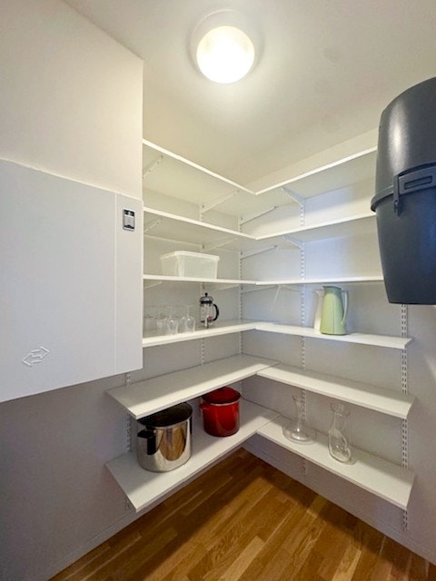 Teknisk rom hvor enheter for balansert ventilasjon og sentralstøvsuger er plassert, har også justerbar innredning. Galleribilde