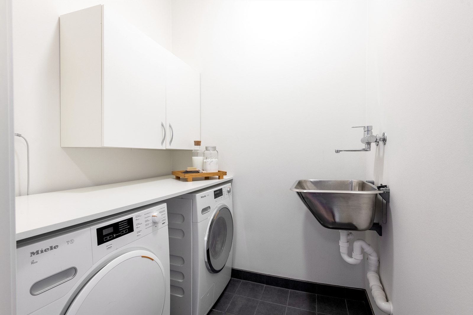 Vaskerom med skyllekar og brettebenk. Galleribilde