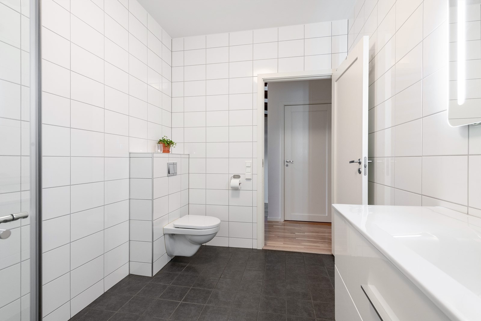 Helfliset bad i 1.etg også dette av god størrelse. Galleribilde