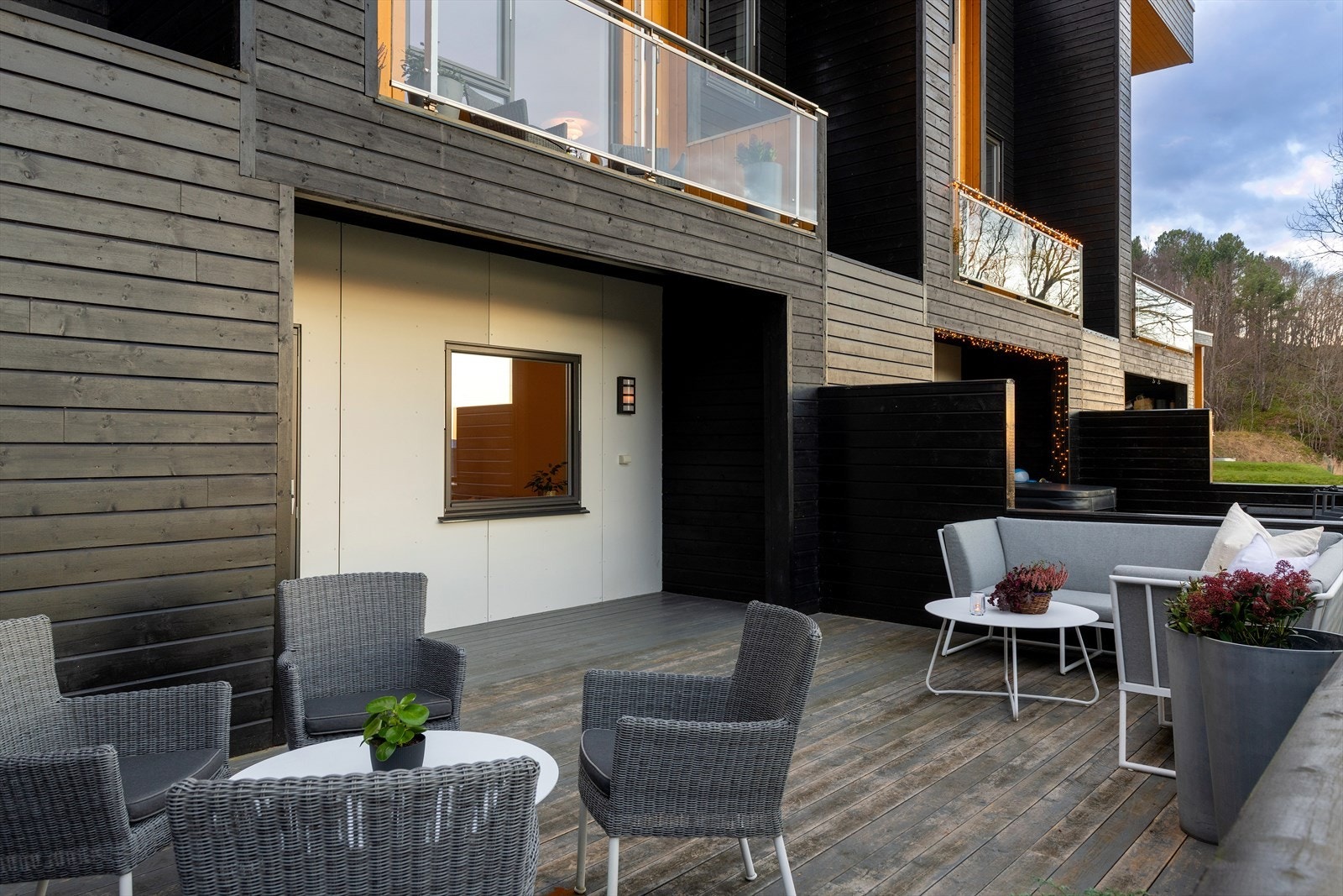 Stor skjermet markterrasse med utgang fra gangareal i 1.etg. Her har man morgensol og nydelig utsikt. Galleribilde