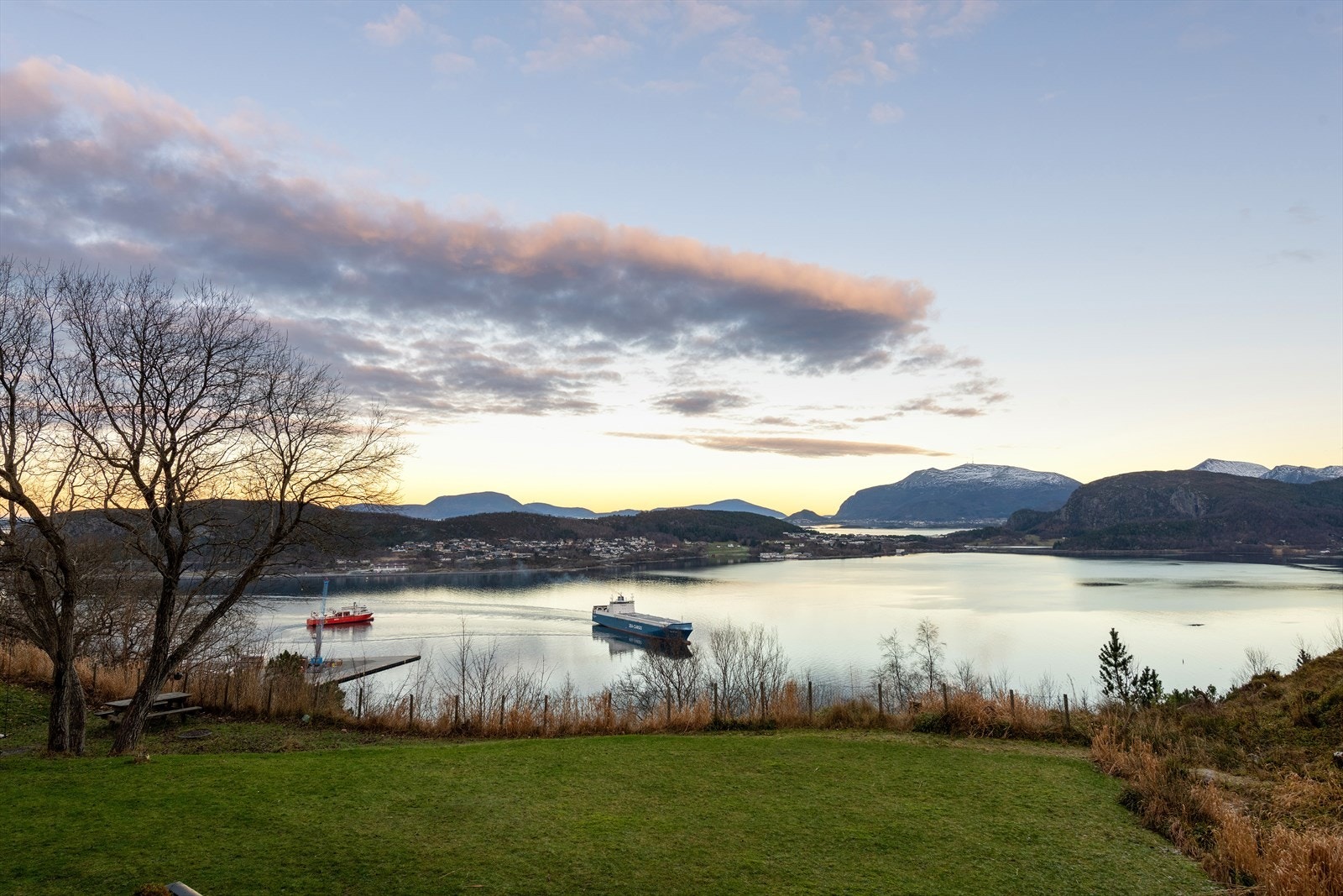 Utsyn mot aktiviteten på Ellingsøyfjorden. Galleribilde