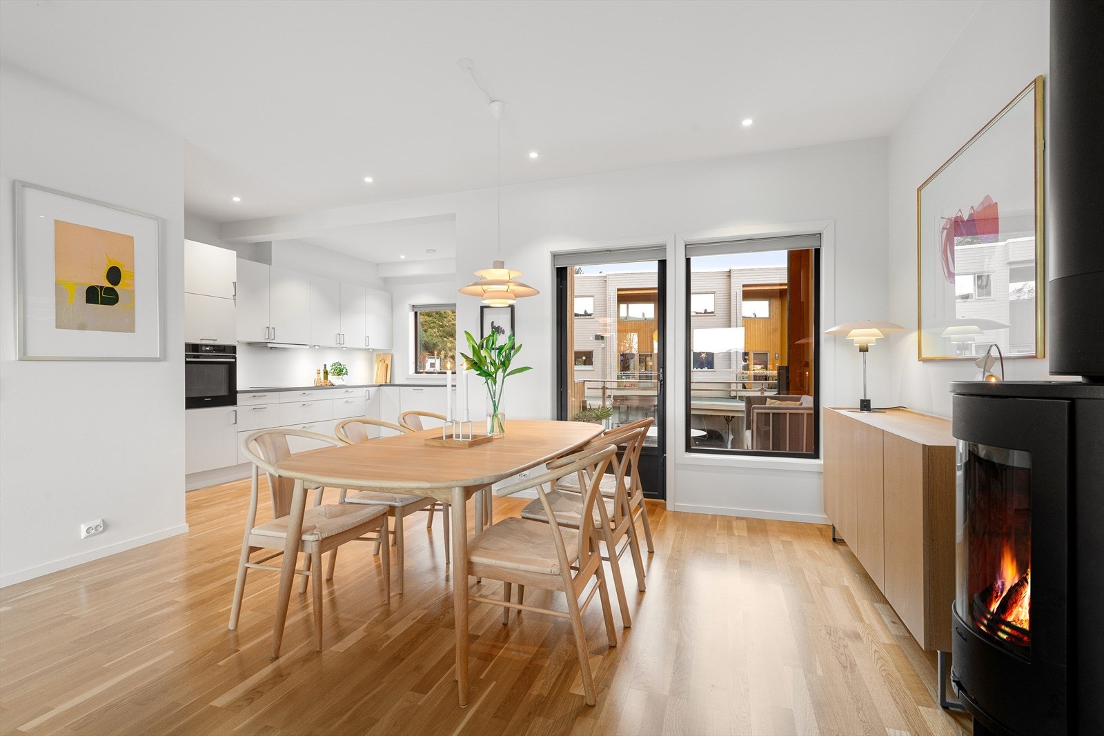 Kjøkkenet ligger i tilknytning til spisestuen. Galleribilde