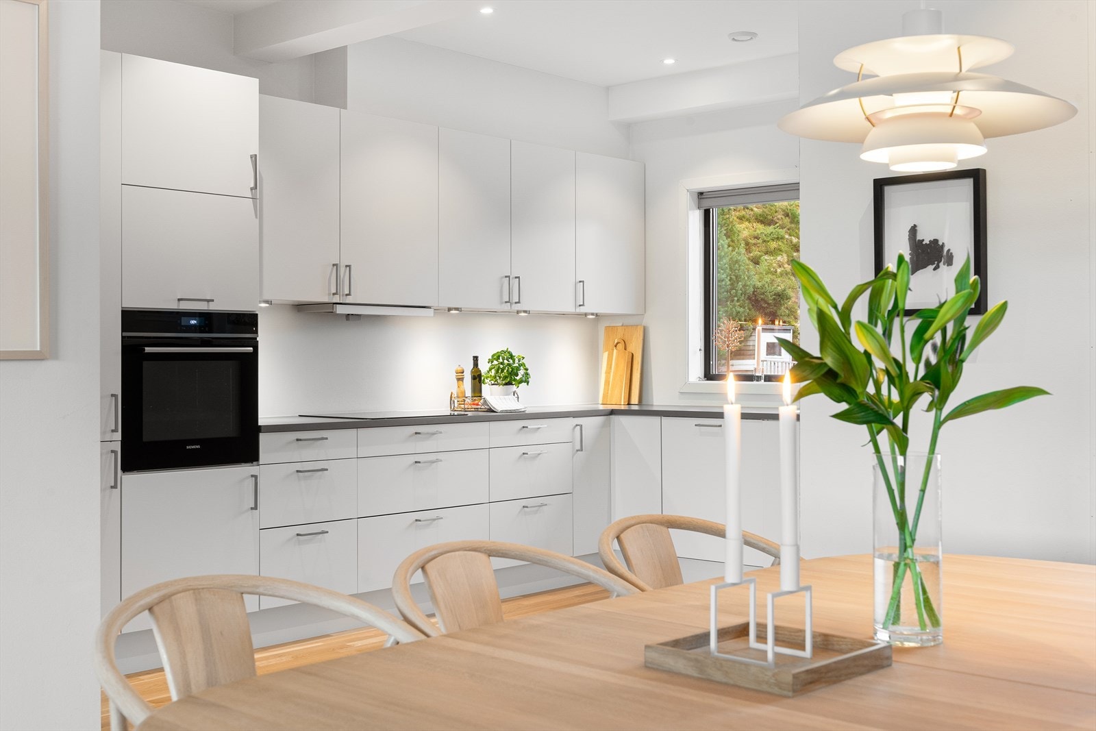 Kjøkkenet har integrerte hvitevarer og store gode benkeflater. Galleribilde