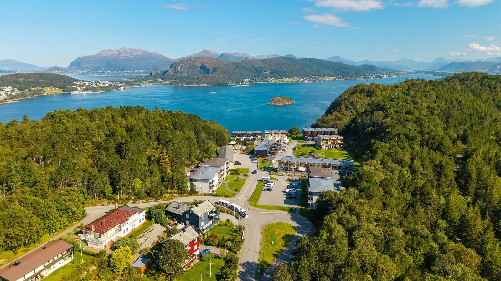Kråmyra er et sosialt og veletablert boligområde omkranset av fantastisk natur og umiddelbar adkomst til mange kilometer turløyper. Galleribilde