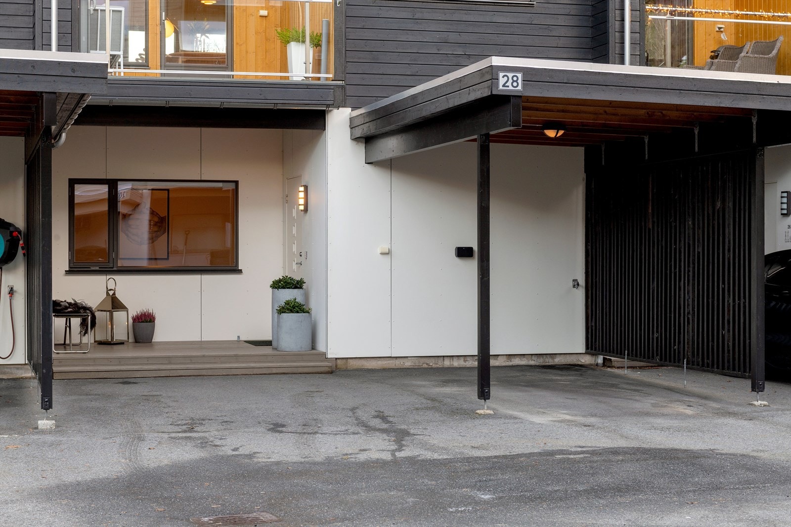 Carport i tilknytning til boligen og biloppstillingsplass i tilknytning til inngangsparti. Galleribilde