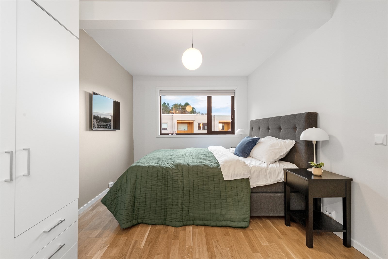 Hovedsoverom har god størrelse med plass til gode garderobeløsninger. Galleribilde