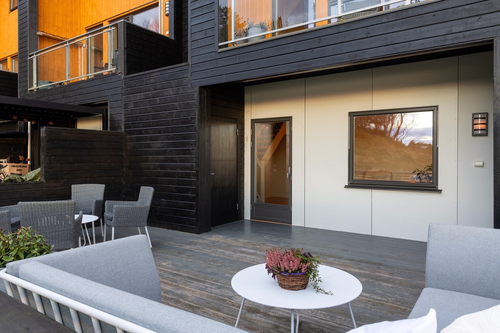 Markterrassen er på hele 31 kvm og her har man plass til flere møbelgrupper og mange gjester. Galleribilde
