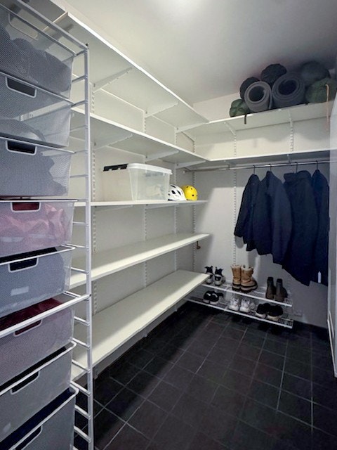 Bod med justerbar innredning som i dag benyttes til ekstra yttertøy og sko. Galleribilde