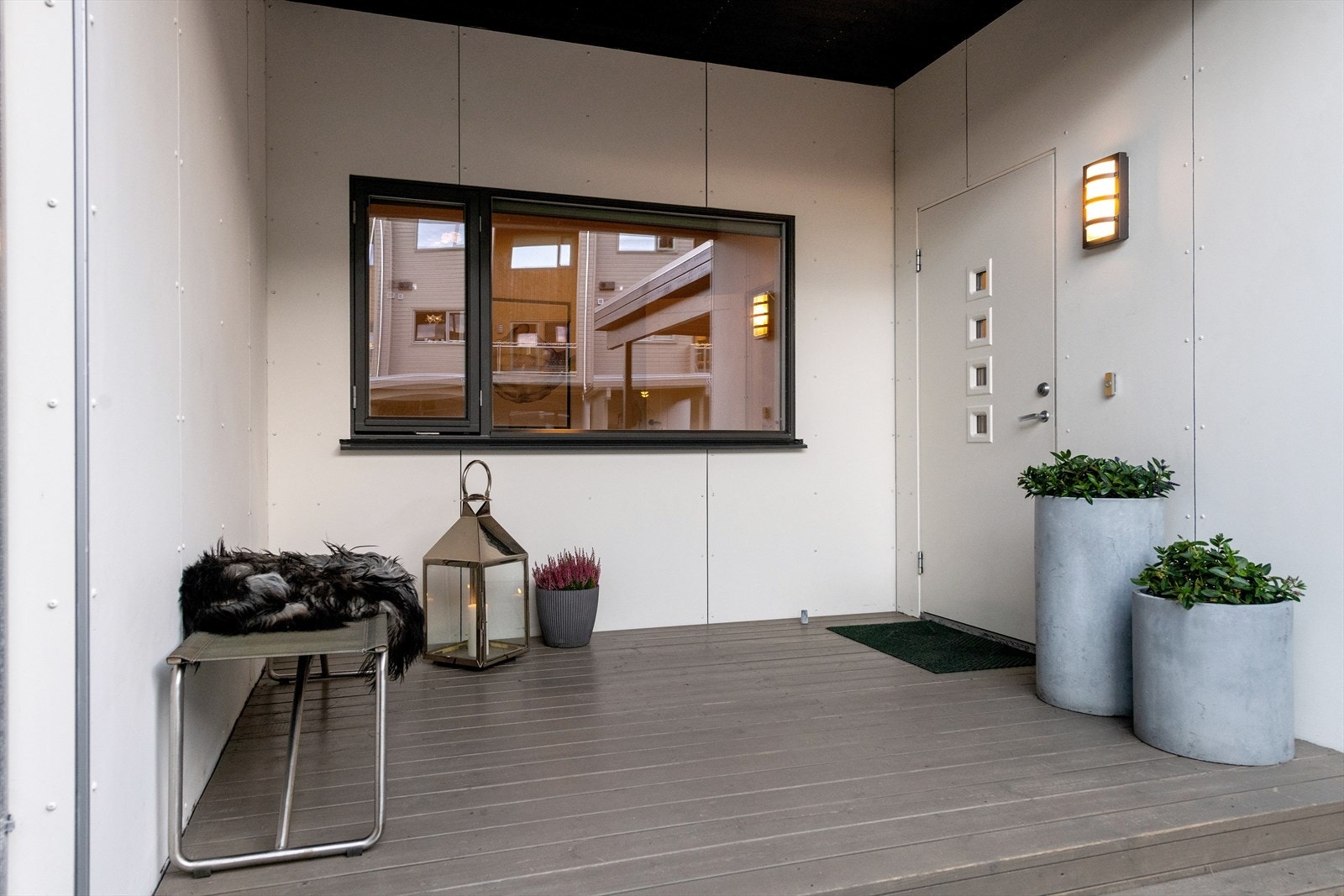 Overbygget inngangsparti. Vindu fra soverom 5 - lek/tv-stue vender ut mot inngangsparti. Galleribilde