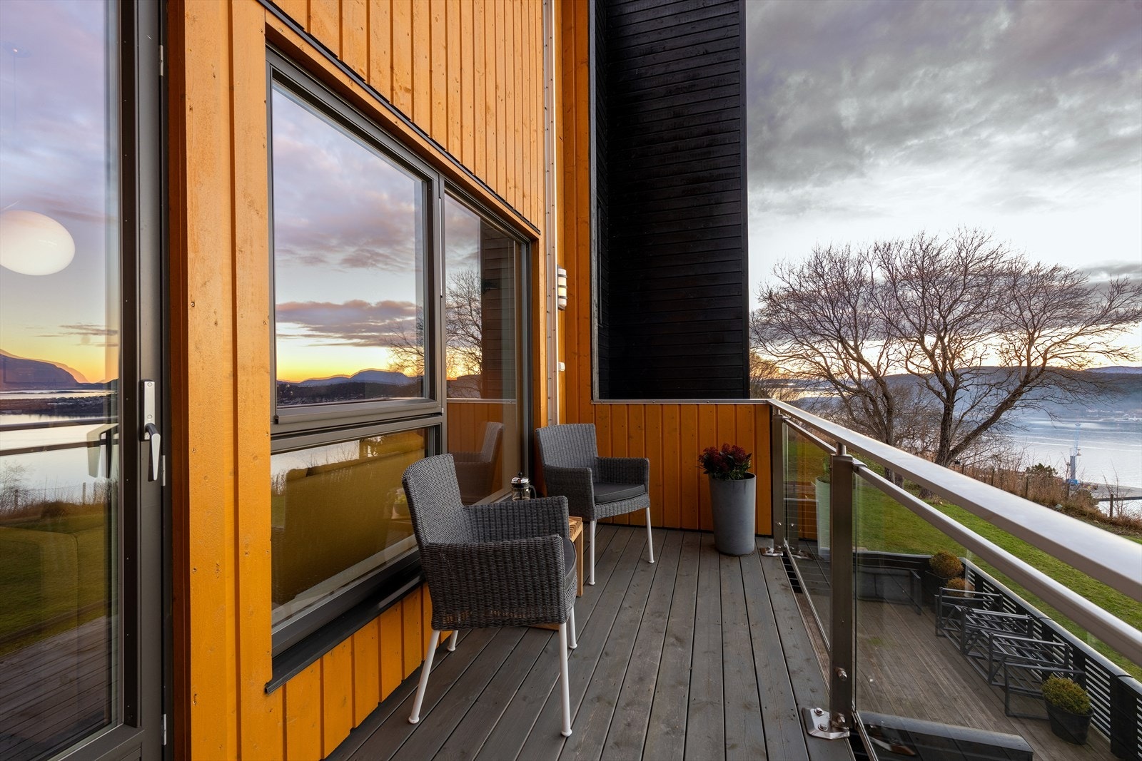 Østvendt balkong i hovedetasje. Galleribilde