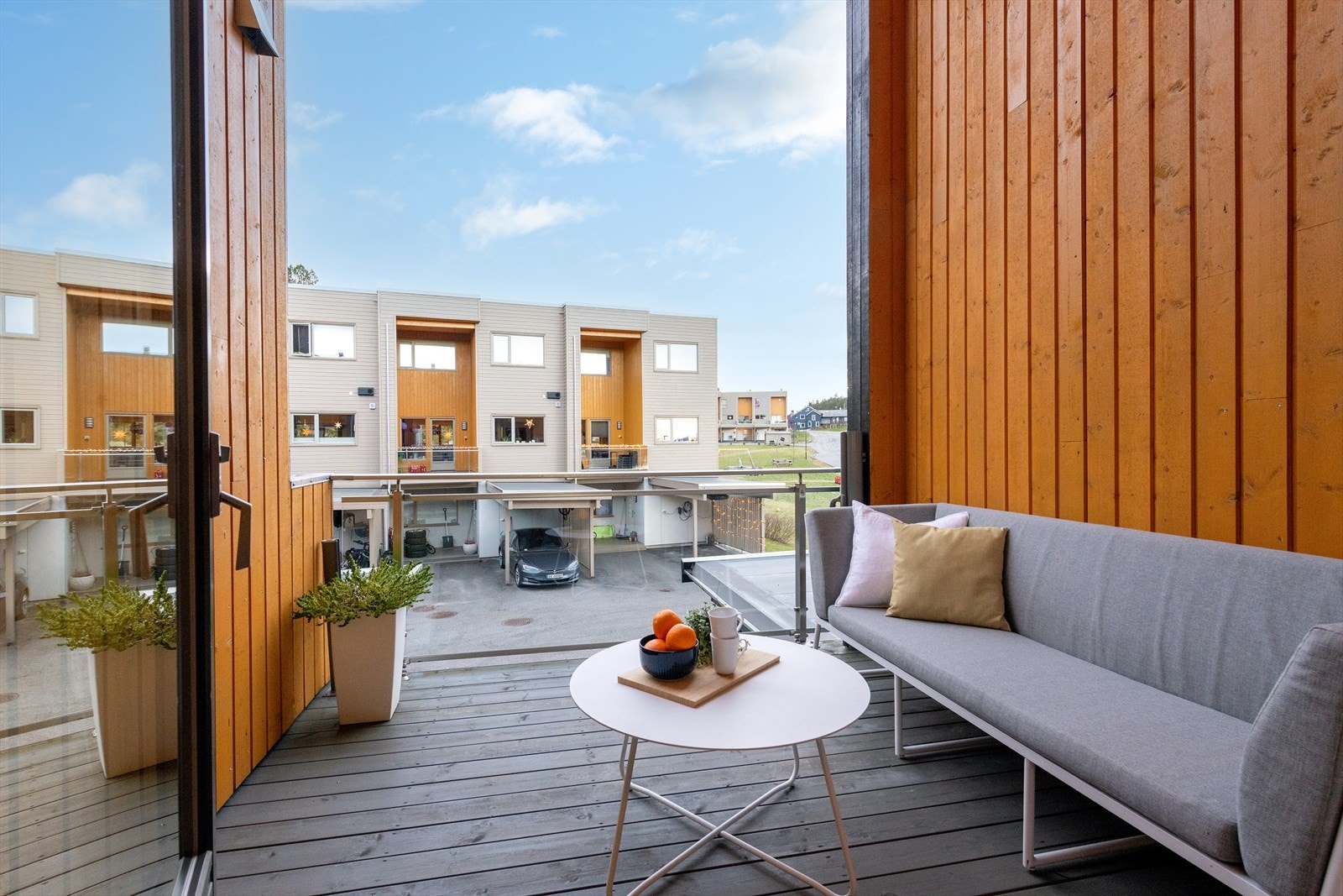 Fra balkongen ser man også bort til lekeområdet for feltet. Galleribilde