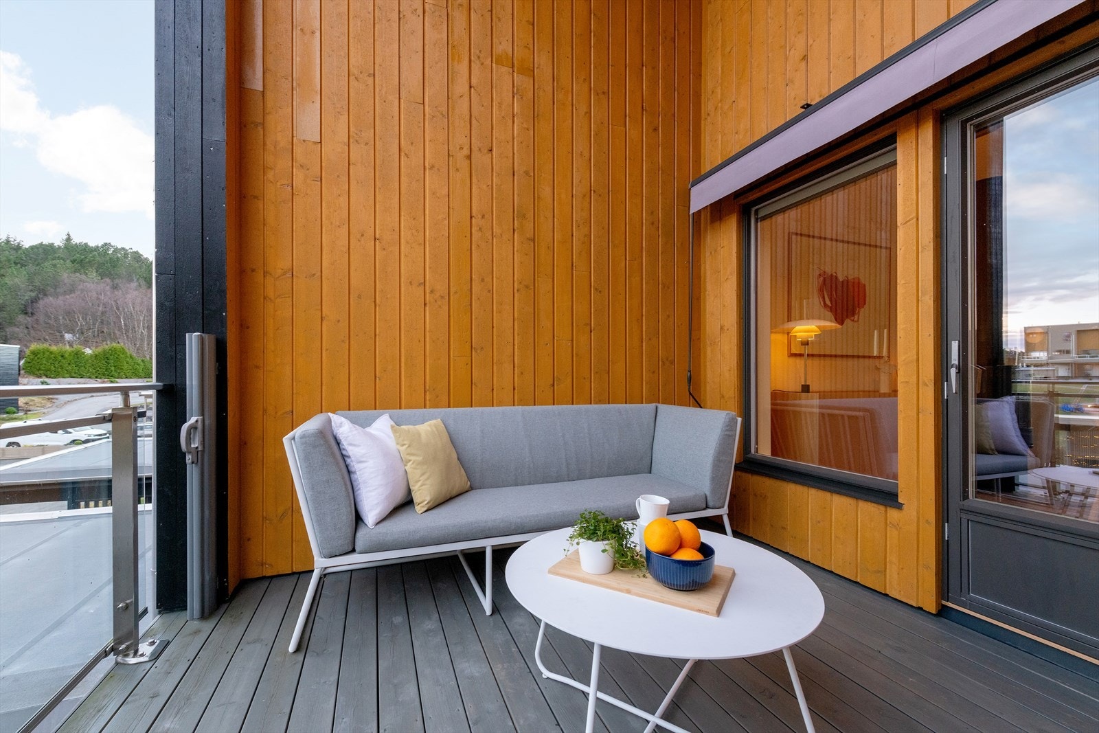 Balkongen mot vest med ettermiddag/kveldssol har utgang fra spisestue. Galleribilde