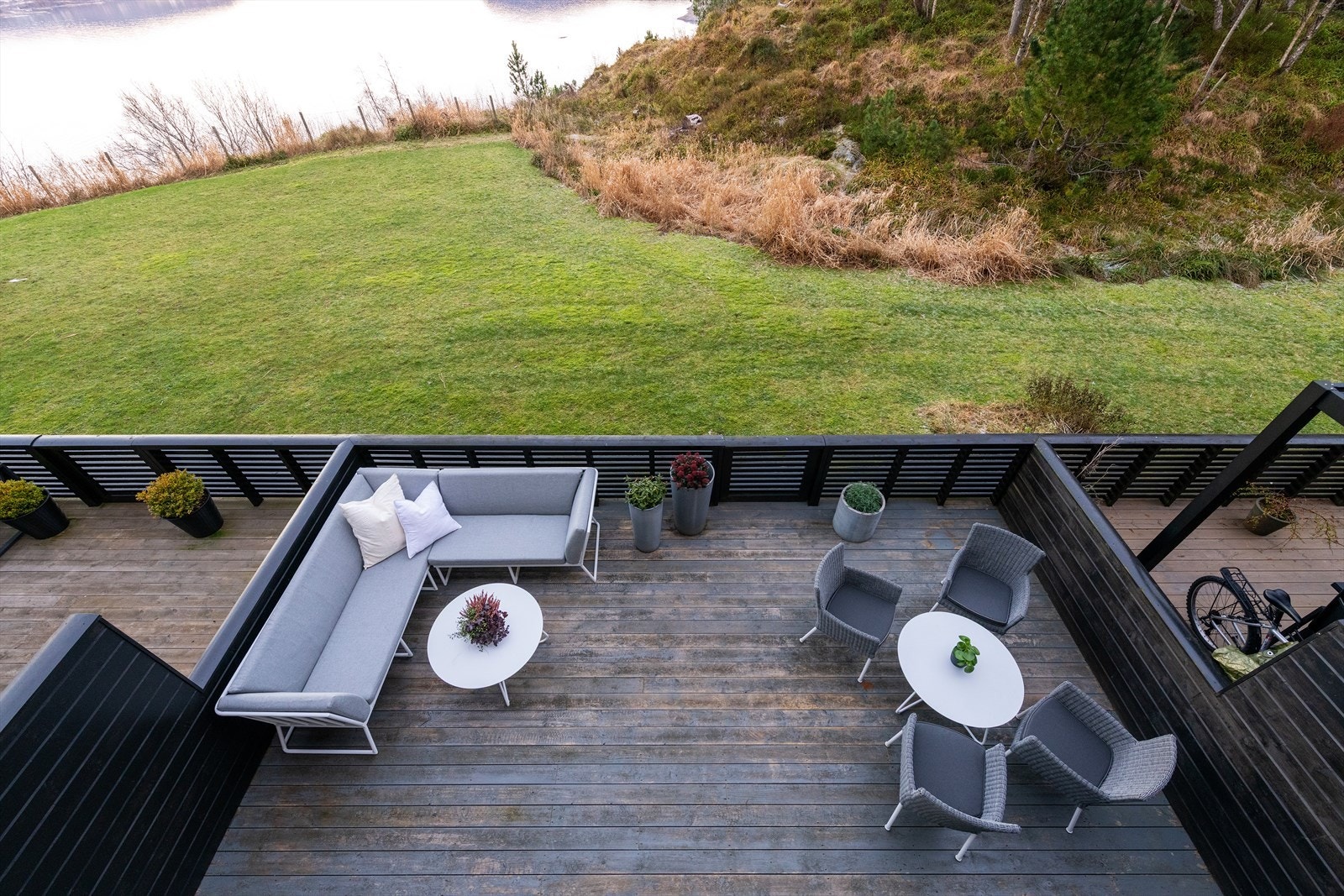 Stor lun og solrik terrasse som grenser mot grøntareal. Her kan man om ønskelig gå rett ut i skogen og etterhvert møte turløypene over Aksla Galleribilde