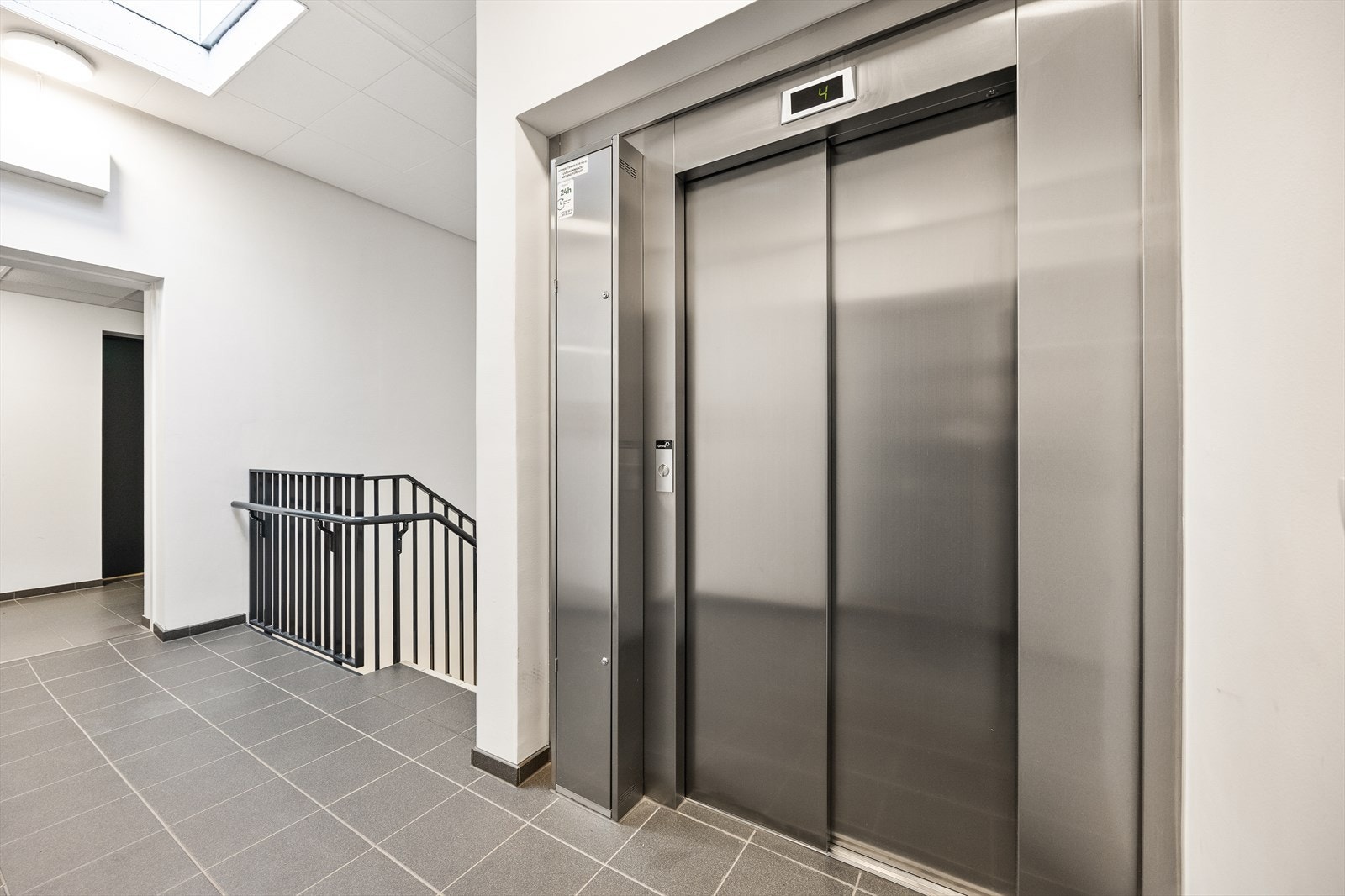 Leiligheten ligger i 5. etasje i en bygning fra 2021, med enkel adkomst via heis. Galleribilde