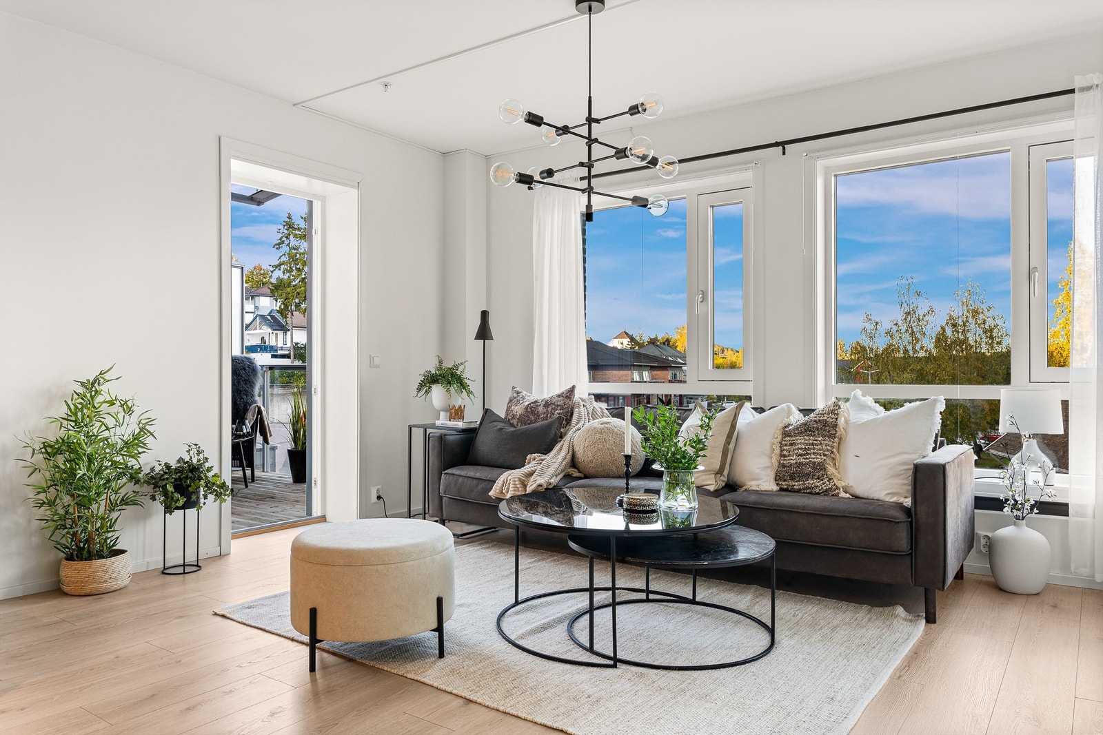 Stuen er lys og åpen - byr på flere møbleringsmuligheter Galleribilde