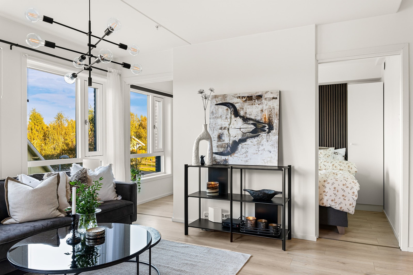 Praktisk soverom med to skyvedører til hver side av sengen Galleribilde