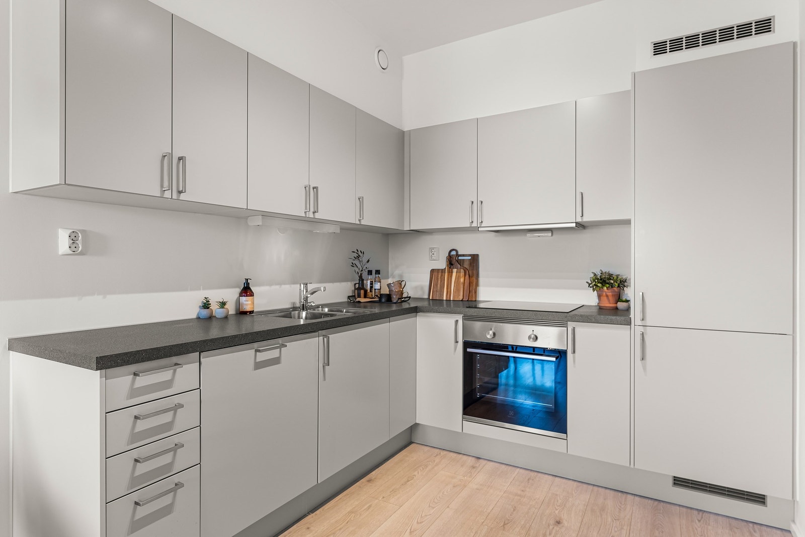 Moderne og stilren kjøkkeninnredning med integrerte hvitevarer Galleribilde