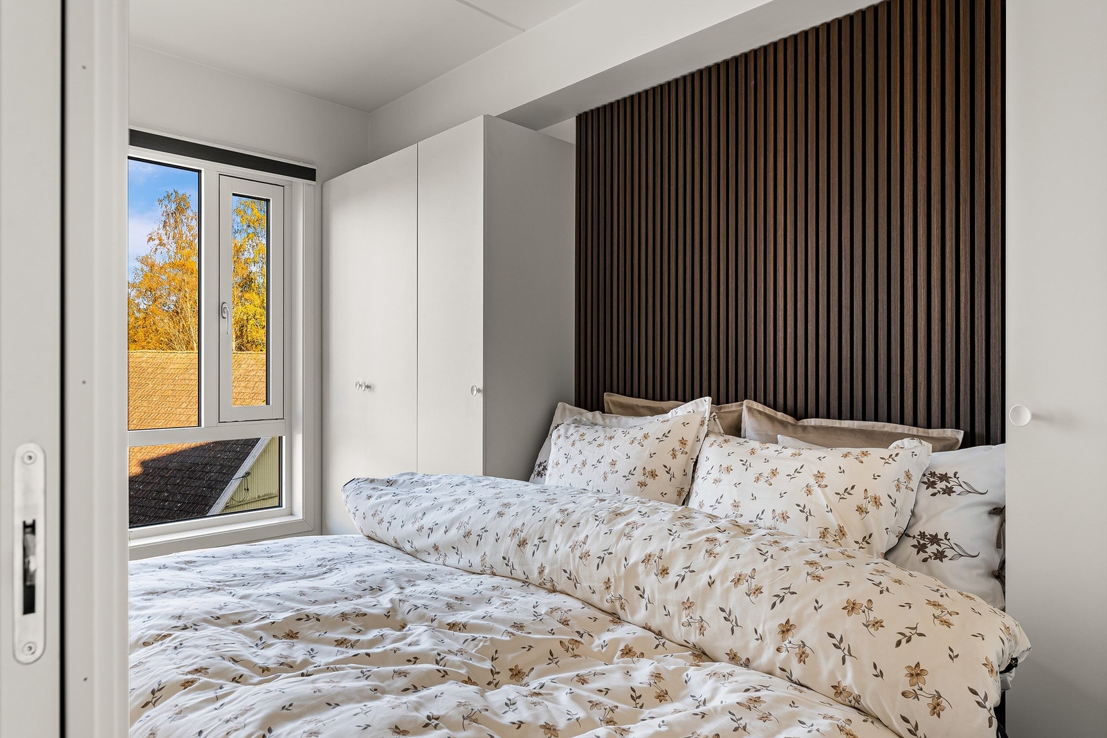 Det er godt med skapplass på hver side av sengen Galleribilde