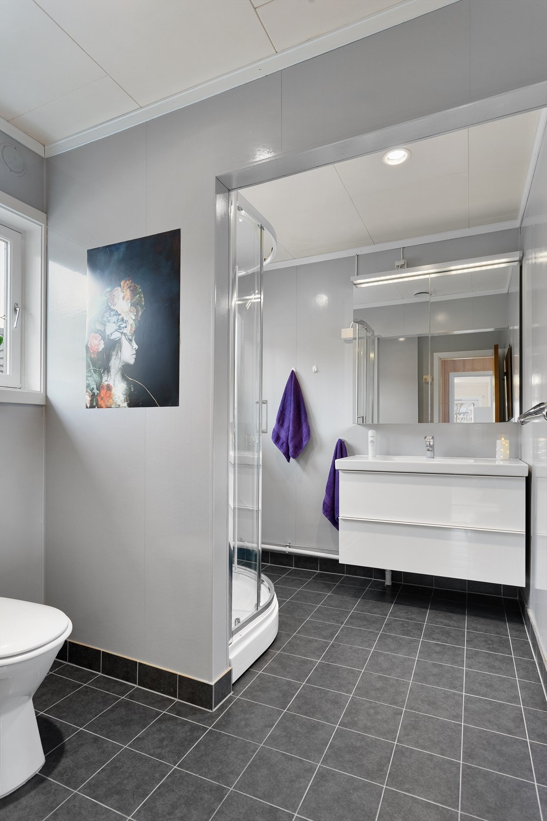 Fliser på gulv (fliser over gulvbelegg fra 2021), våtromsplater på vegger (malt i 2021) og plater i himling Galleribilde