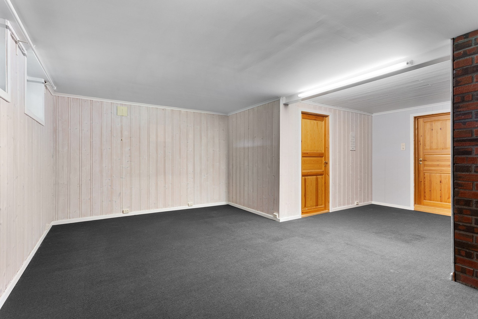 Svært godt lagringsplass i flere boder, uinnredede kjellere og kaldtloft Galleribilde